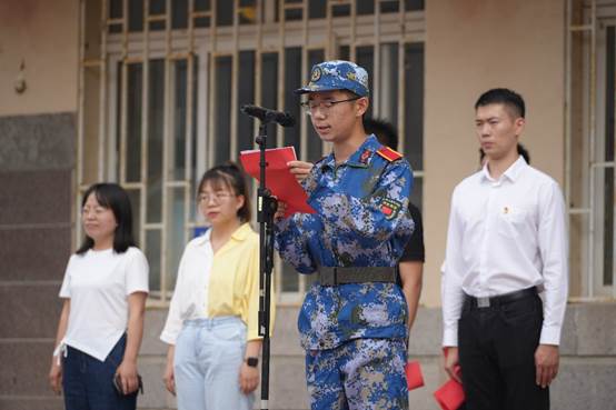 图片包含 人, 建筑, 站, 户外描述已自动生成